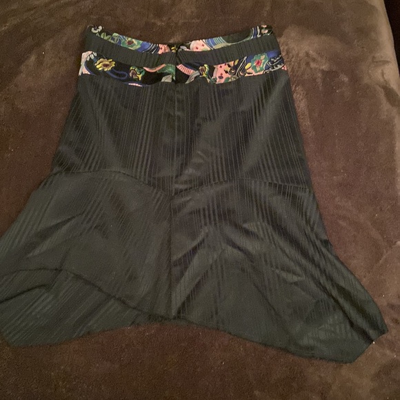 Vintage Poleci black floral trim skirt. Size 8 - Picture 2 of 3